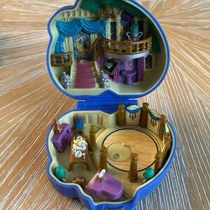1995 DISNEY Bluebird Polly Pocket compact